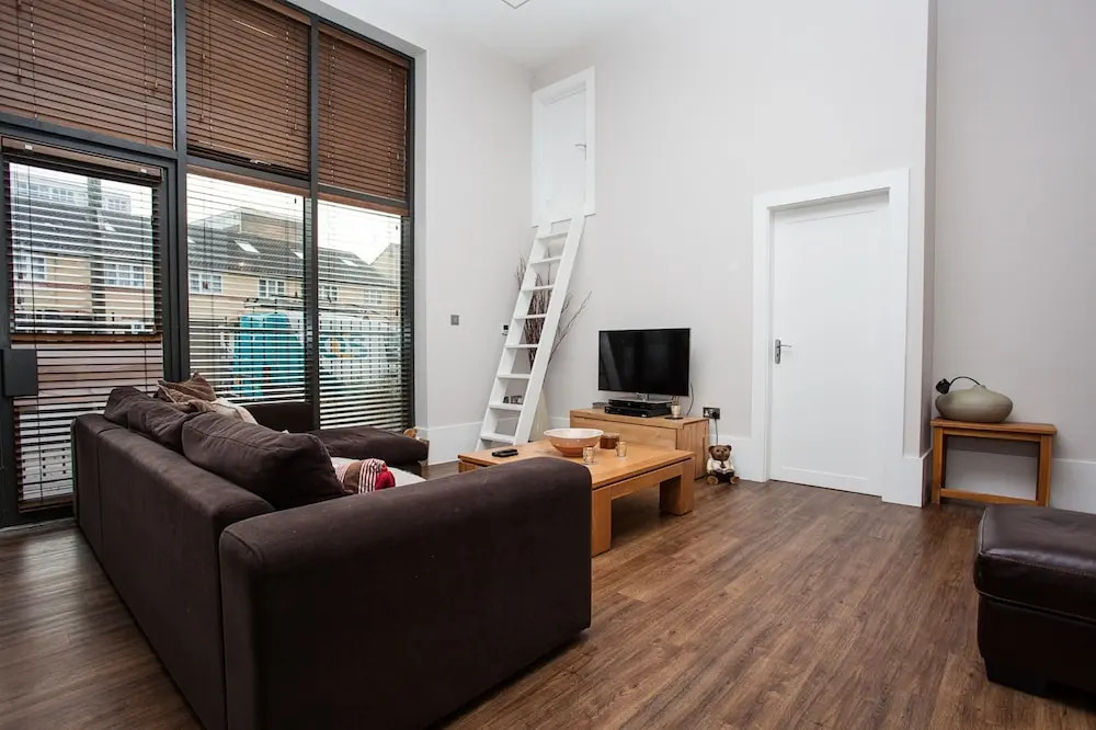 Contemporary 3 Bedroom Apartment In Battersea
