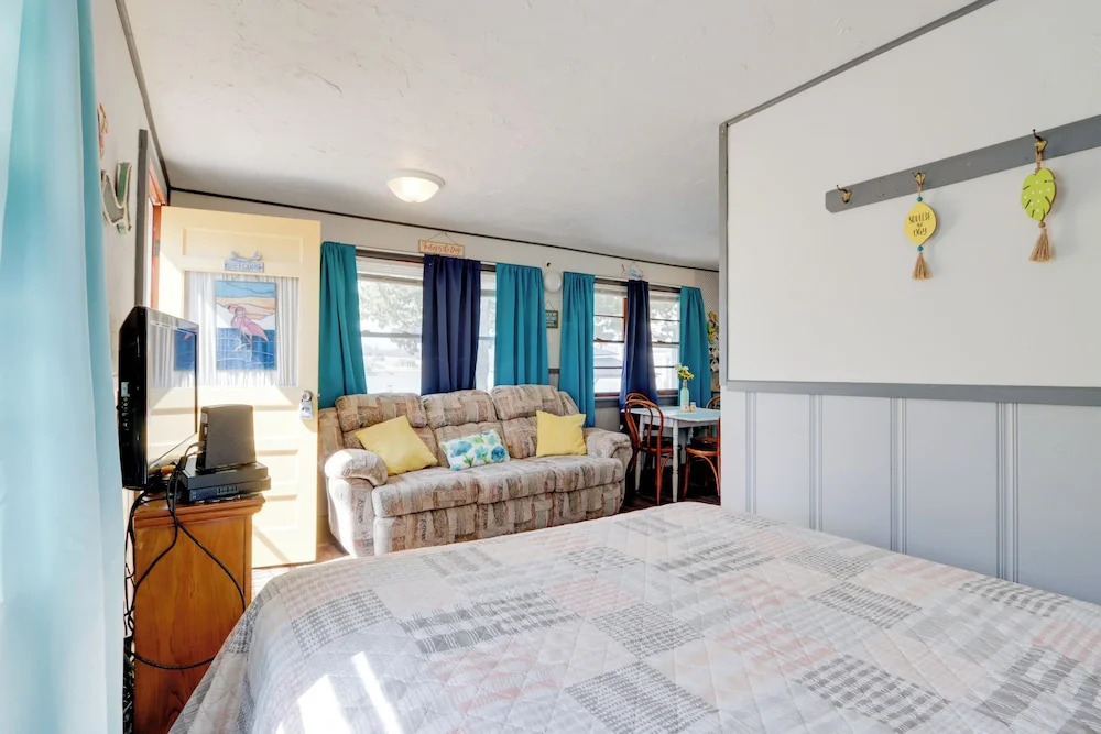 Cozy Camdenton Cottage w/ Deck + Boat Dock Access!