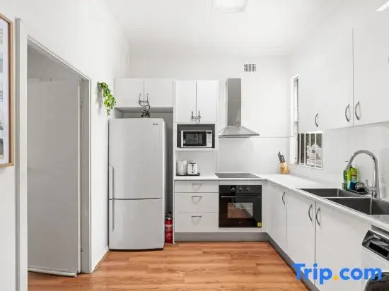Cozy & Well-Located Room – Steps from Transit & University