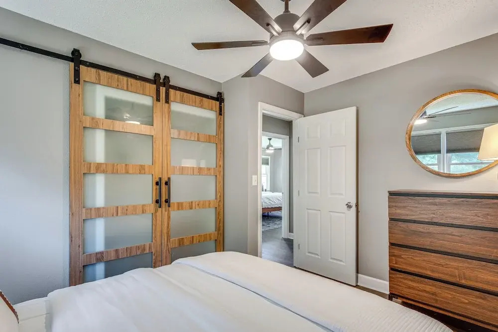 Chic Family-friendly Home in Riverside: 7 Mi to KC