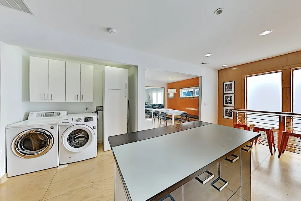 The Lime House W/ 2 Kitchens & Large Fenced Yard 4 Bedroom Home