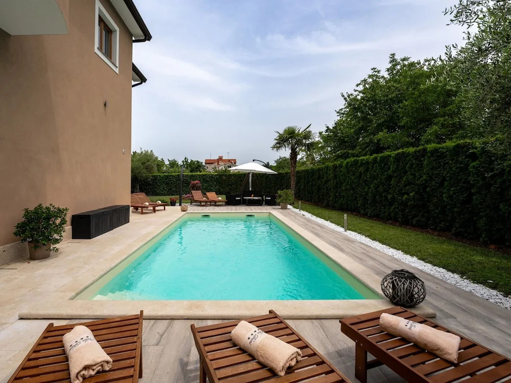 Splendid Villa in Vižinada with Hot Tub