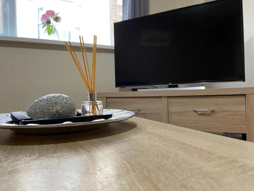 Cosy 3-bedroom house, stones throw to beach