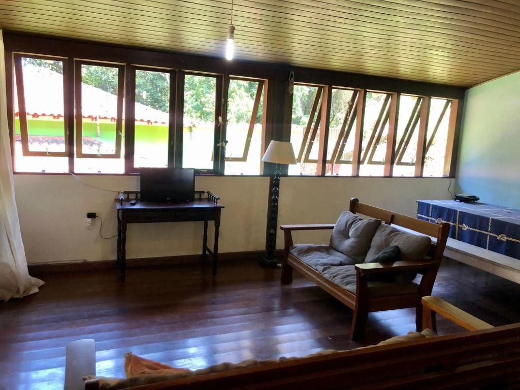 Casa da mata com piscina natural em condomínio