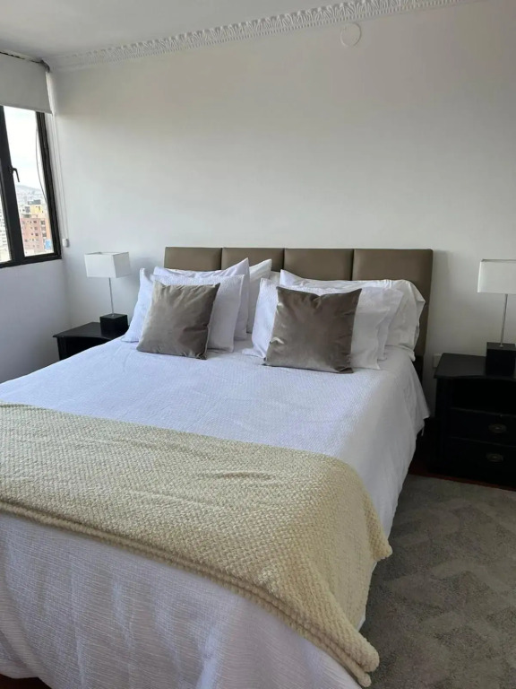 Cómoda suite amoblada nueva a estrenar, con vistas Sector La Carolina, aparcamiento privado