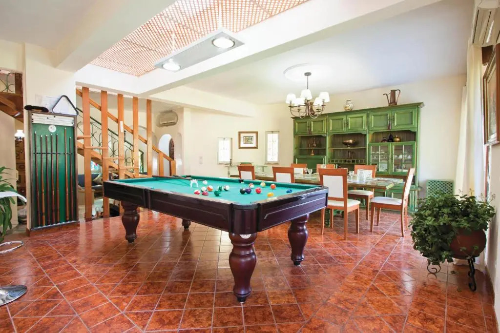 Spacious Retreat with Prime Location, Private pool, snooker, free AC Wifi