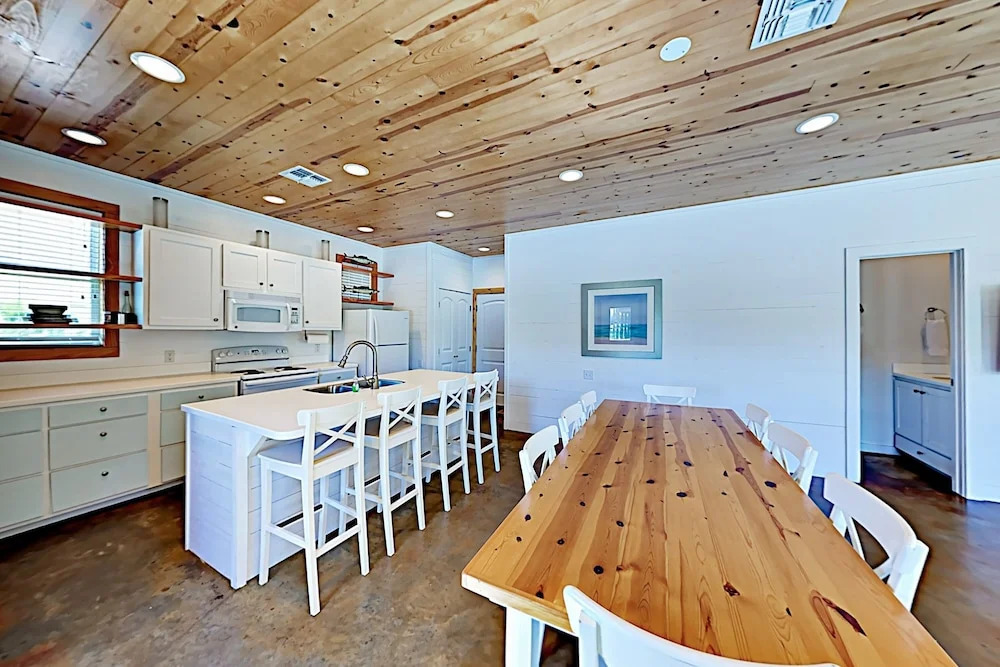 East Avenue Unit 8 - 4 Br home by RedAwning