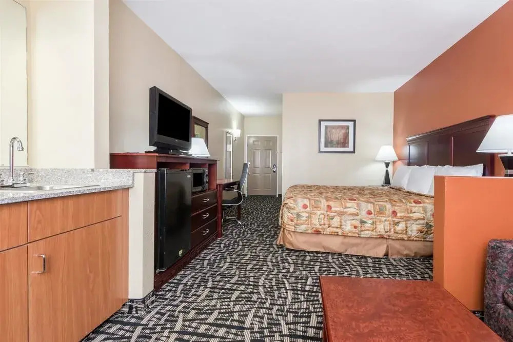 Days Inn & Suites By Wyndham Prattville-Montgomery