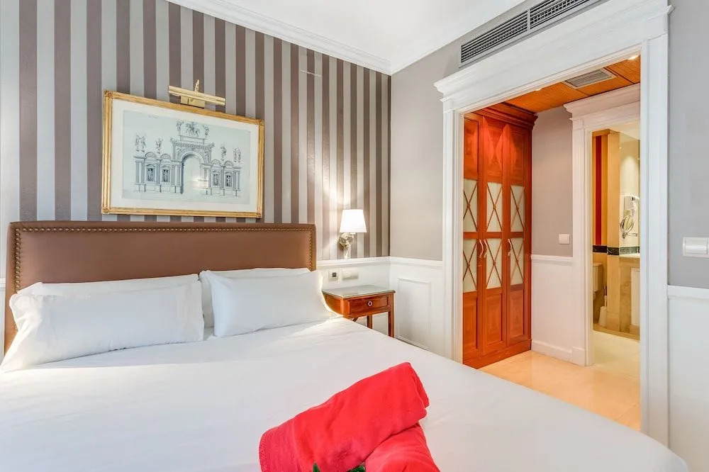 Apartamentos Guadalpin Suites