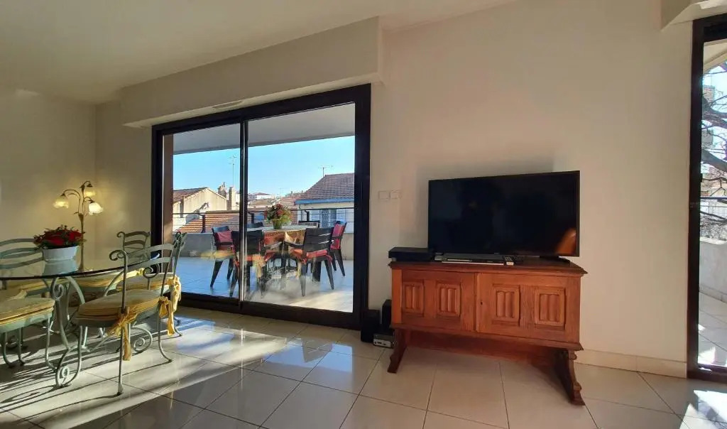Spacious Luxury apt, 12 min walk to Croisette beach and Conf Centre