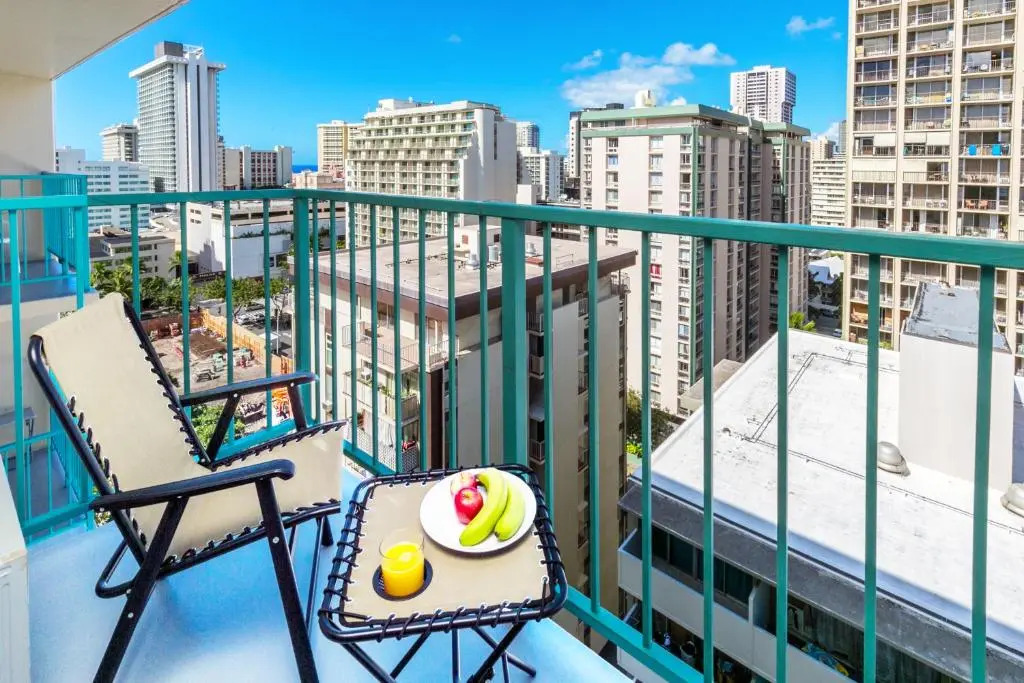 Beautifully Remodeled Studio in the Aloha Surf in Waikiki - 15th Floor - Mountain and Partial Ocean Views