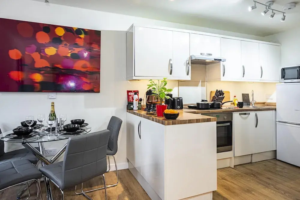Incredible Light Filled Studio Apartment + Free Parking Sleeps 4