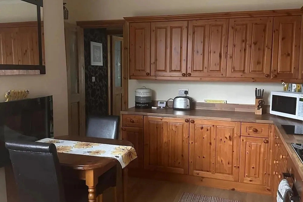 House - Sleeps 4 - Garden - on Street Parking