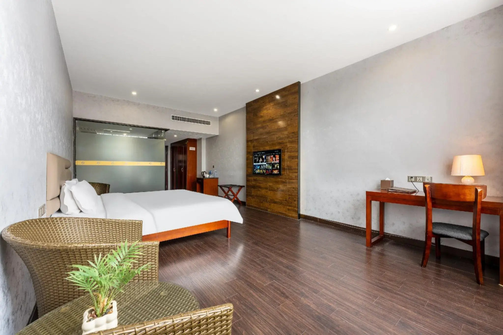 Qiaodu Hotel (Jiangmen Light Rail Station)