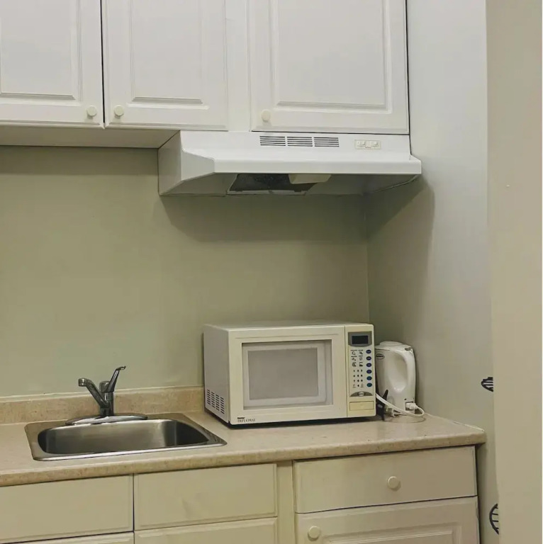 Moe's Suite Hotel