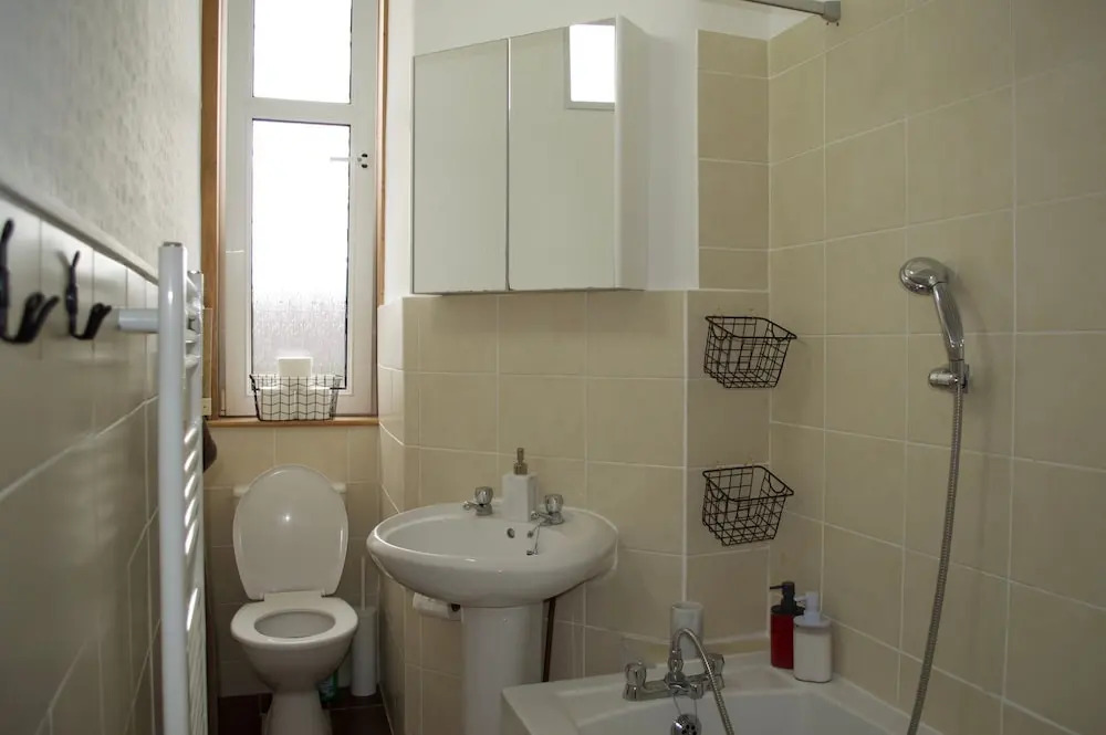 Bright 3 Bedroom Apartment in Bonnington