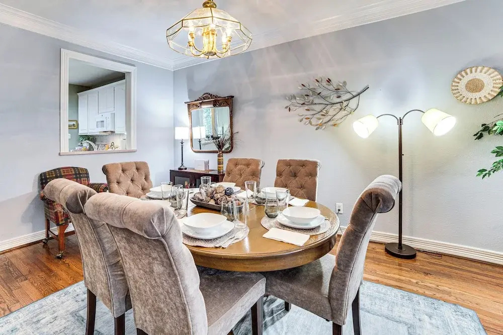 Uptown Dallas Group Getaway Near Art, Eats & More