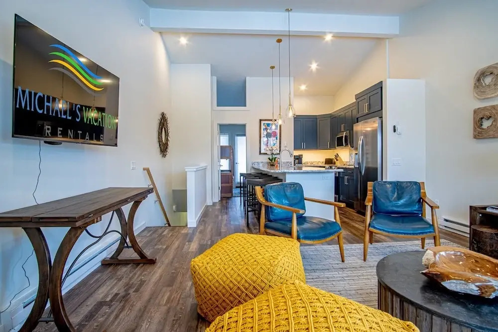 Warm Springs Retreat - Prime Location Near Downtown & Ski Lifts