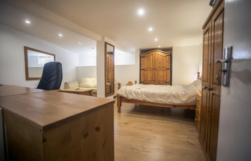 Beautiful 1-bed Basement Flat in Leeds