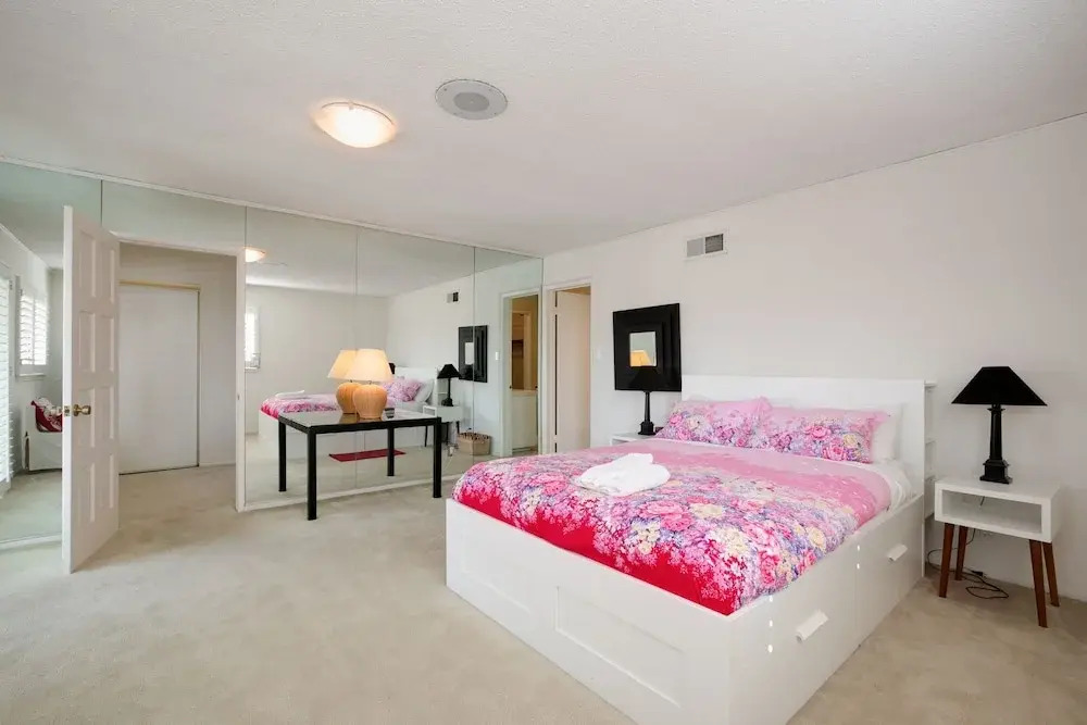 Sunny Pasadena Mansion, Sparkling Heated Pool & Projector Room!