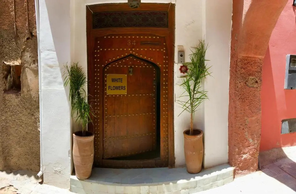 Riad white flowers