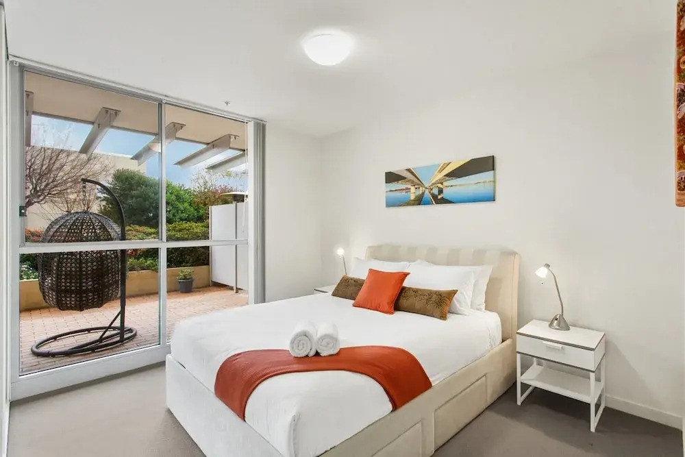 Madecomfy Spacious Canberra Living With Courtyard