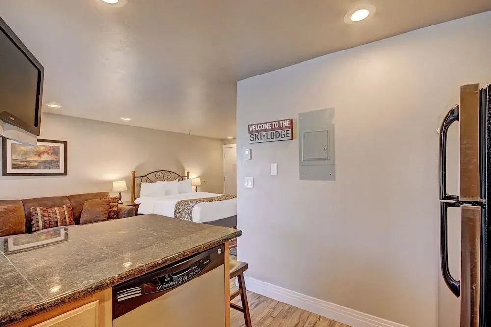 Winter Ski-in out Studio Sleeps 4, Steps to Historic Main St