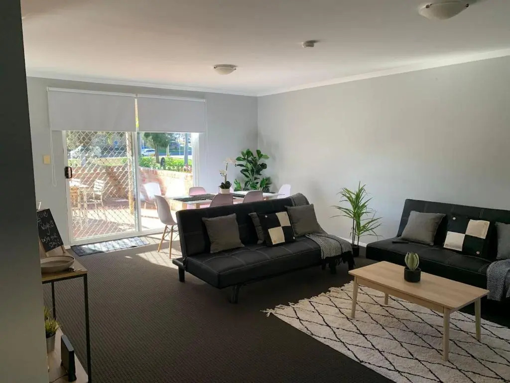 Cozy 3BR Townhouse in Liverpool CBD with parking