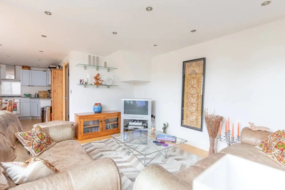 Spacious 2 Bedroom Apartment in Converted Warehouse in Brixton