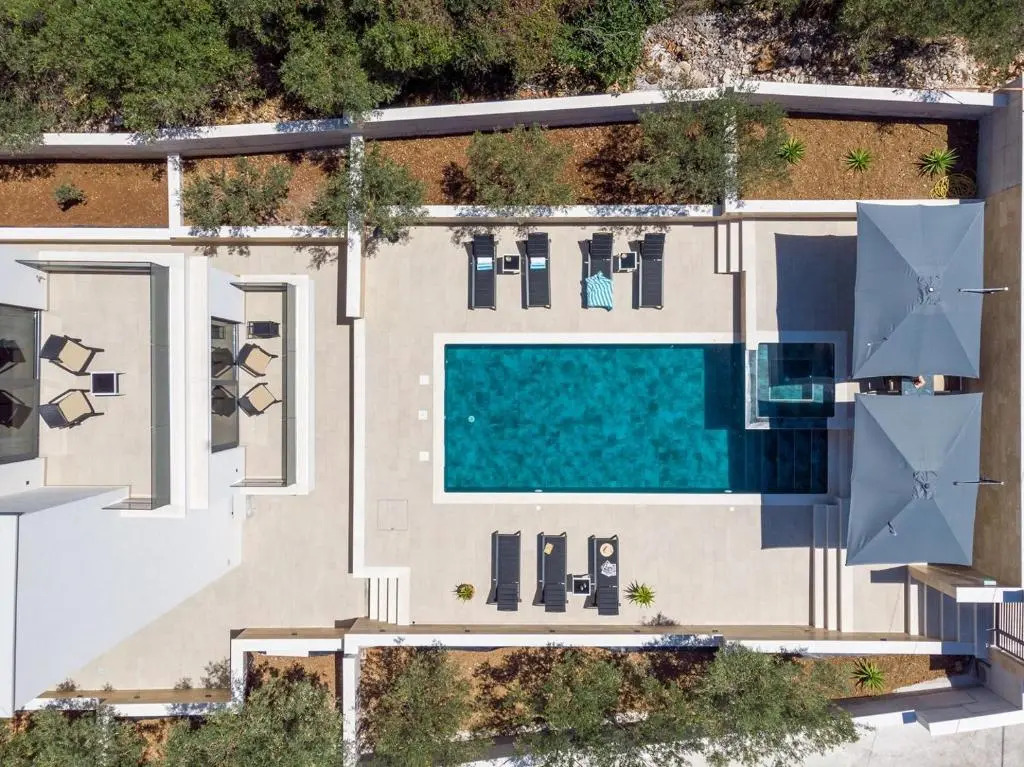 Villa Lady Maris with heated private pool, 5 en-suite bedrooms, 70m from beach