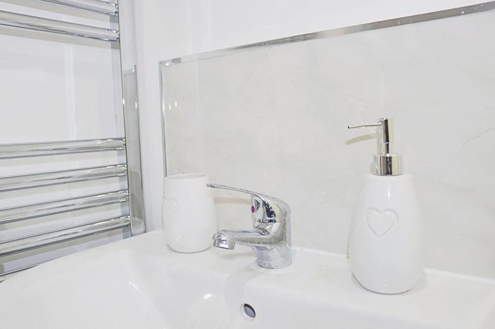 Lancing Apartments - Spacious 2 Bed - Sleeps 6 - Burnham Village