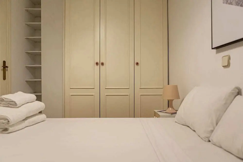 Cute 1 Bed Flat w Balcony, 2 min to Metro