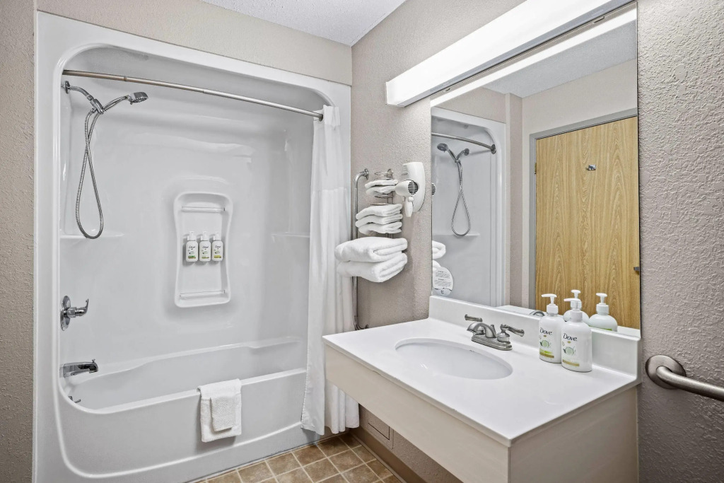 Days Inn & Suites by Wyndham Winkler
