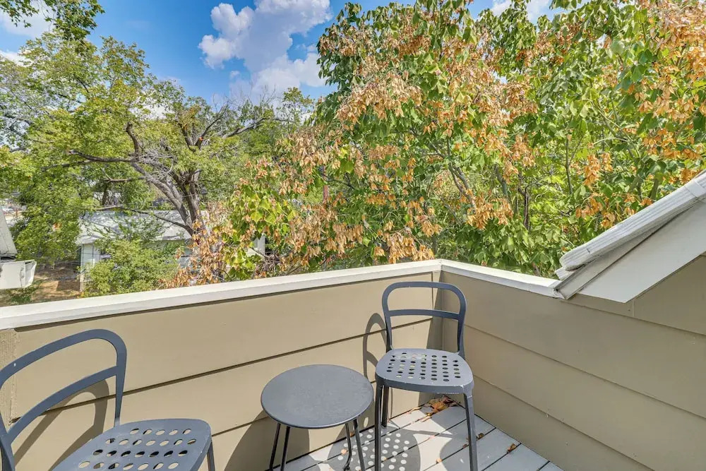 Cowboy Pool & Balcony: Home 1 Mi to Dtwn Austin!
