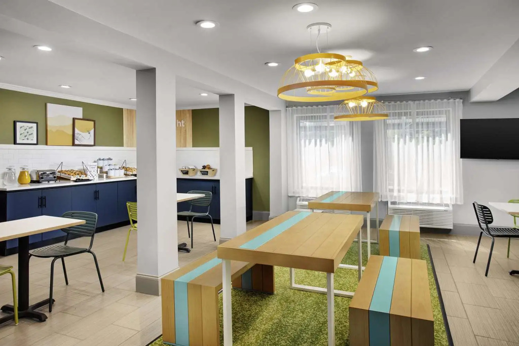 Отель Spark by Hilton Atlanta Cumberland Ballpark