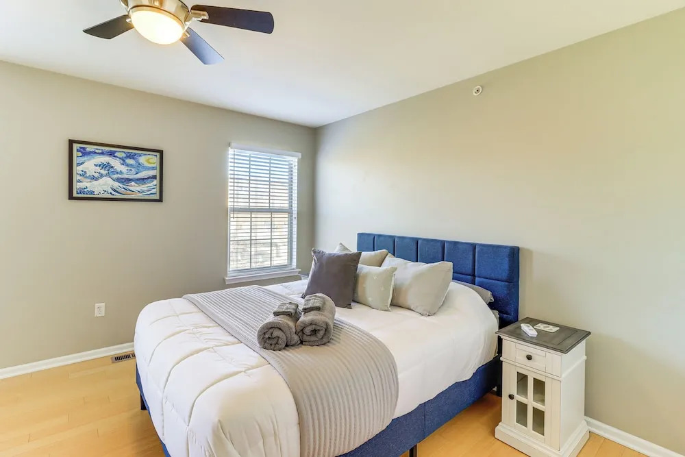 25 Mi to Detroit: Townhome w/ Smart TV!