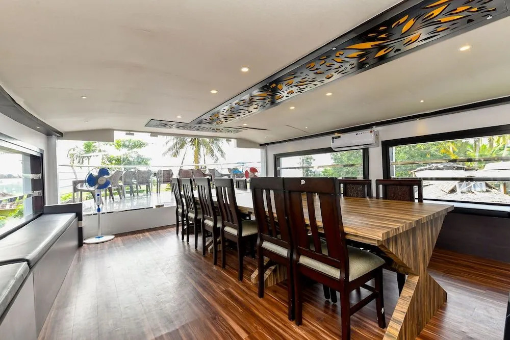 Oyo 24725 Houseboat Royal River 4bhk