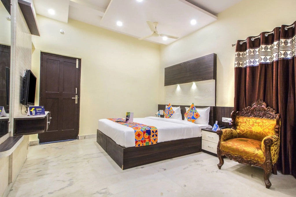 FabHotel Crown Suites - Nr Sony Signals