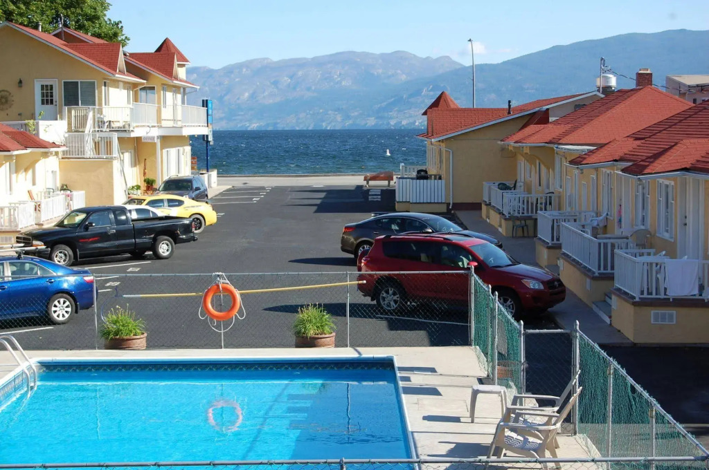 Crown Resort Motel