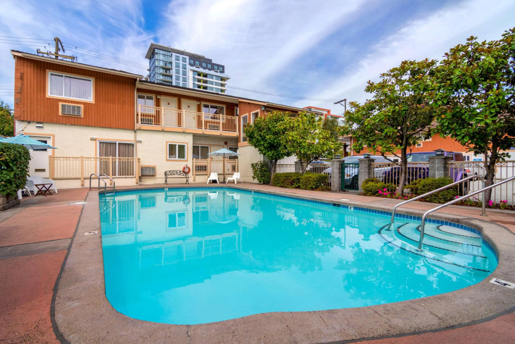 Econo Lodge Inn & Suites