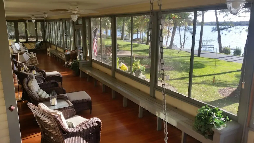 Lake Ripley Lodge w Lake Front Rooms, Grand Porch, Kayaks & Paddleboard