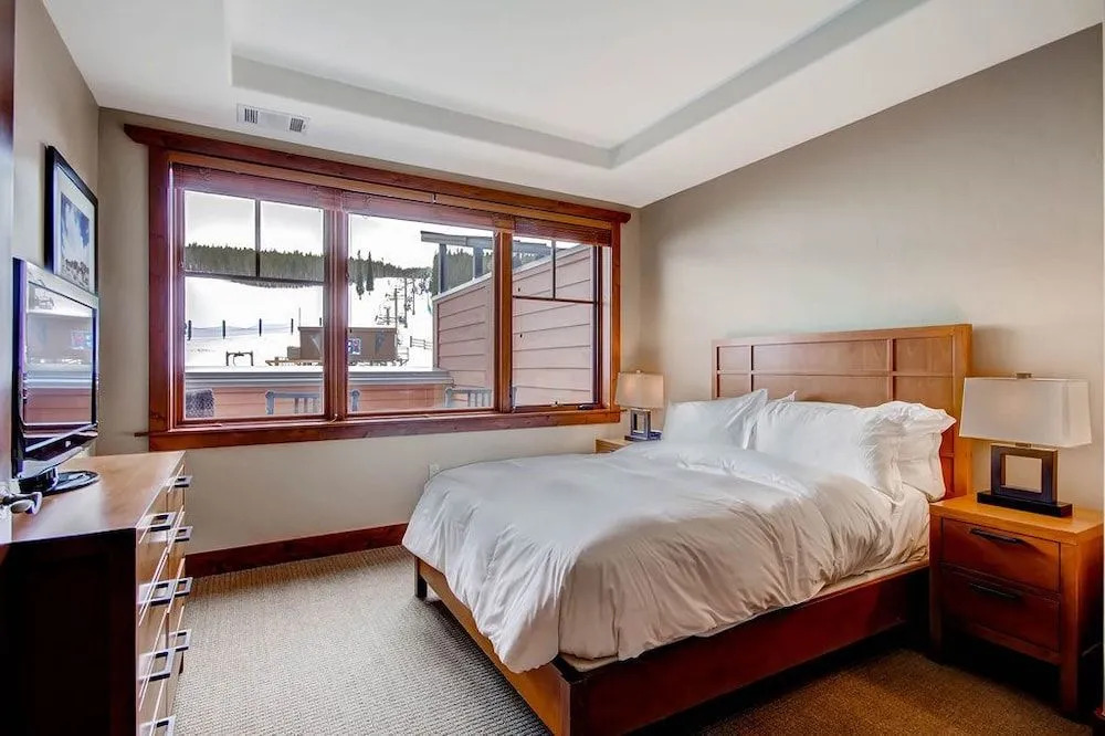 One Ski Hill Place 8307 - Ski-In/Ski-Out by RedAwning
