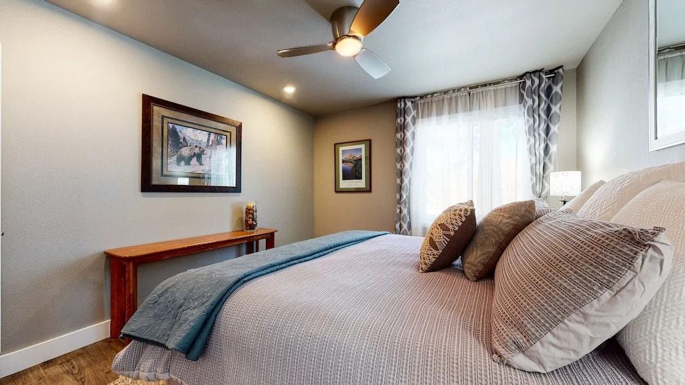 Mammoth Creek 9 Remodeled, Mountain Views with Fireplace, Walk to Park and Shopping by RedAwning