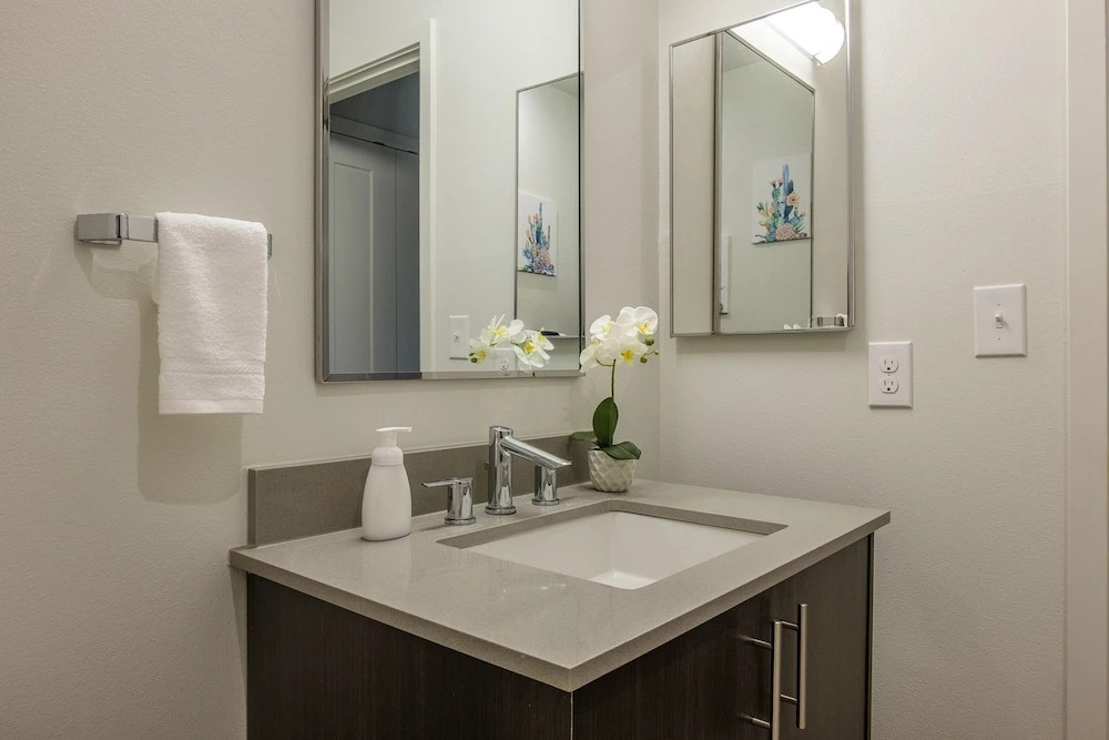 Downtown 2 BR w/ Wifi by Frontdesk