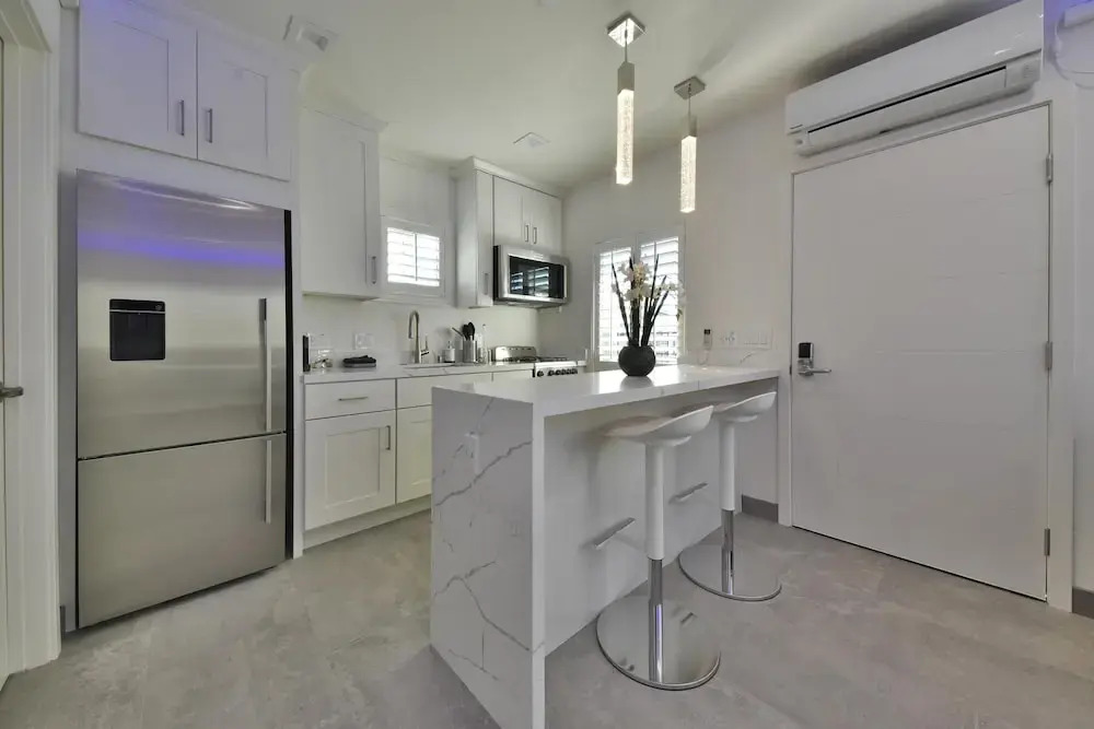 1244#6 Stunning & Contemporary Home by Beach & Bay