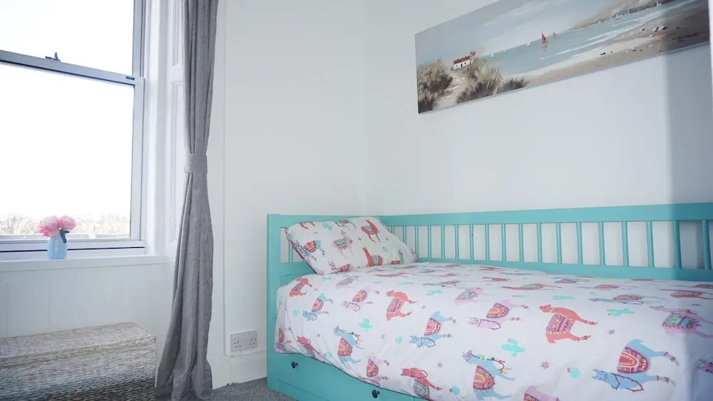 2 Bedroom Flat in Edinburgh With Free Parking