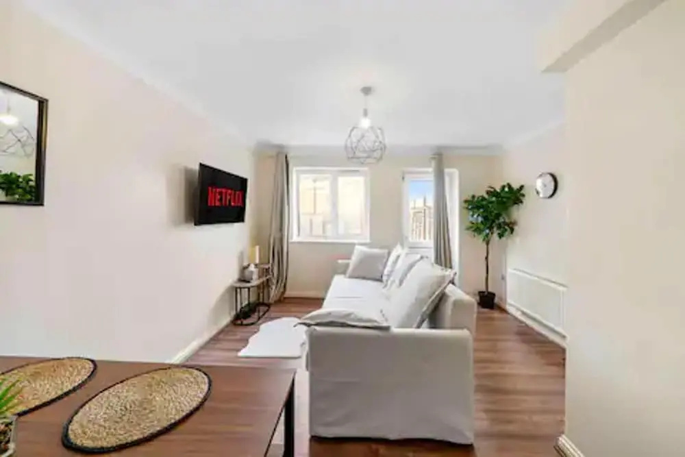4 bed Townhouse- Free Parking