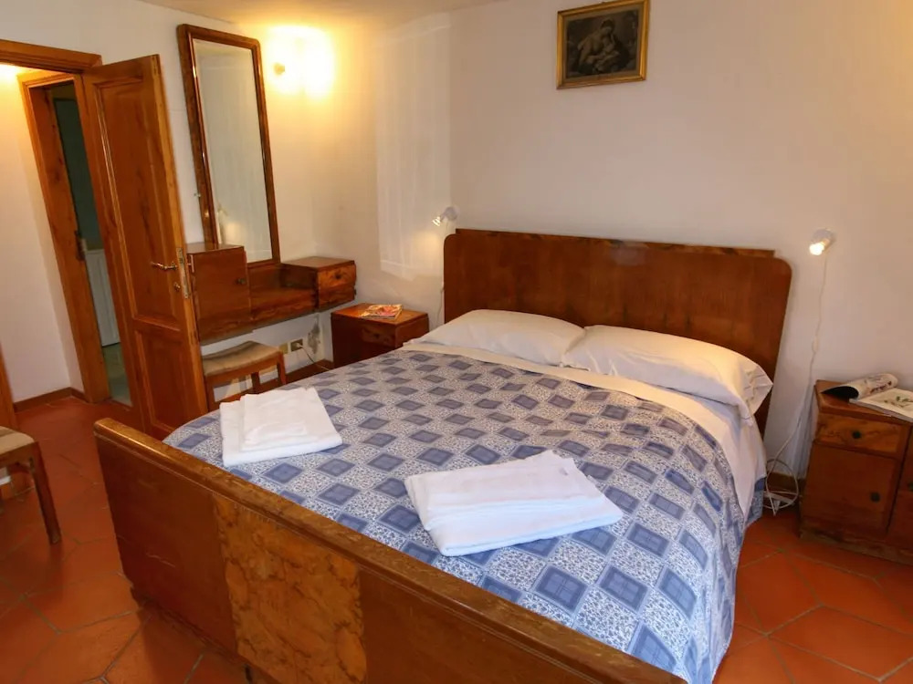 Holiday Home with Shared Swimming Pool in the Green Hills of Chianti