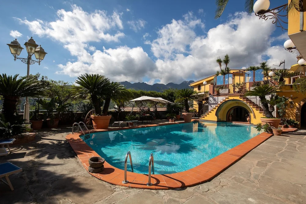 Villa Amalia Resort for family & friends