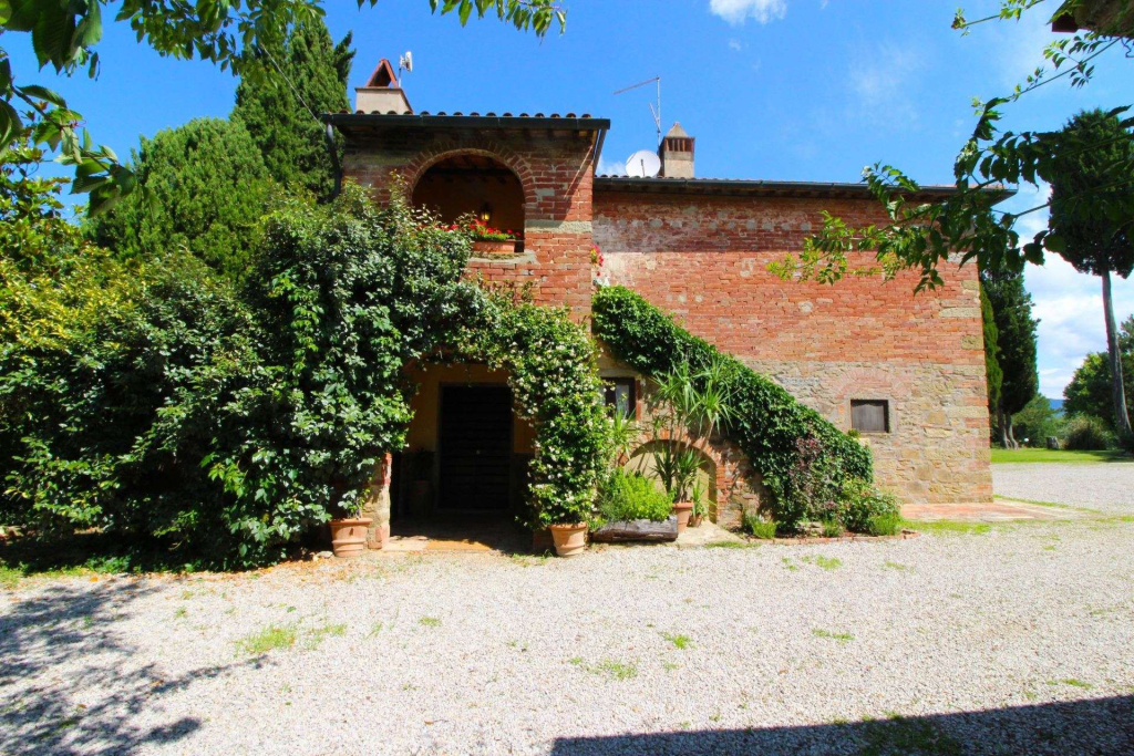 Stunning private villa for 6 guests with private pool, TV, pets allowed and parking